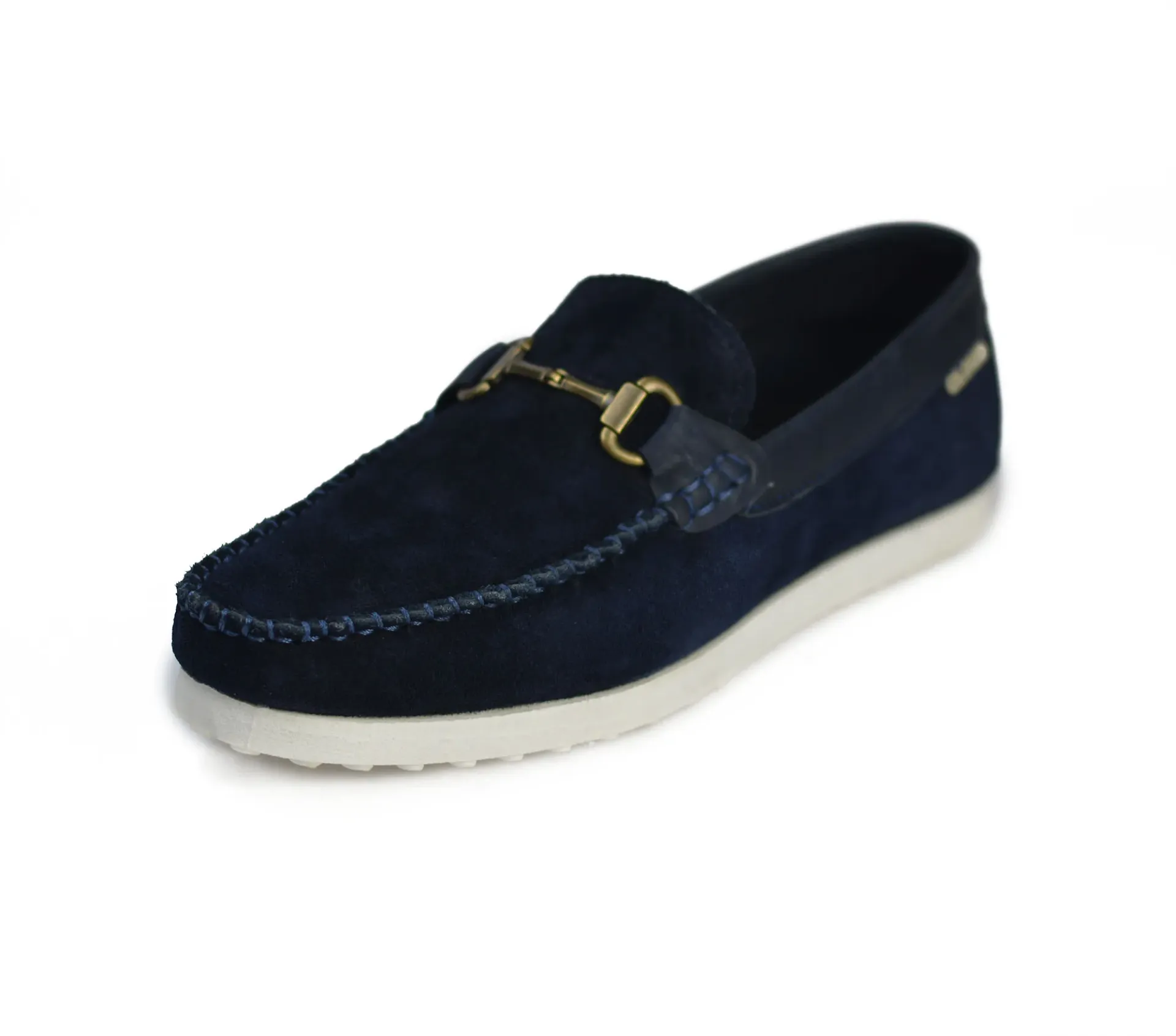 Smart flat sneakers suitable for all occasions