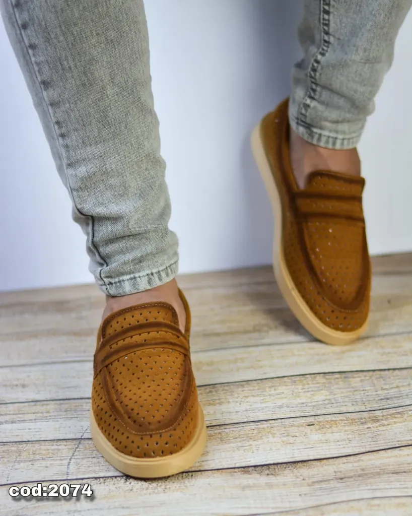 Flat suede sneaker-style shoes suitable for all occasions