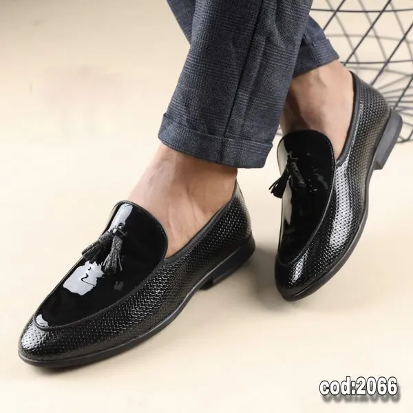 Classic loafers made from glossy leather (41)