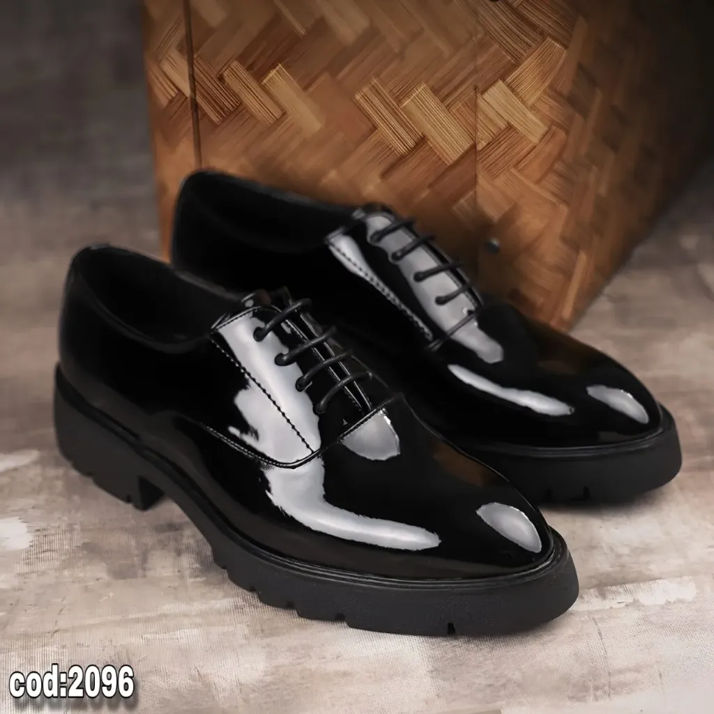 Glossy leather shoes with a rubber sole