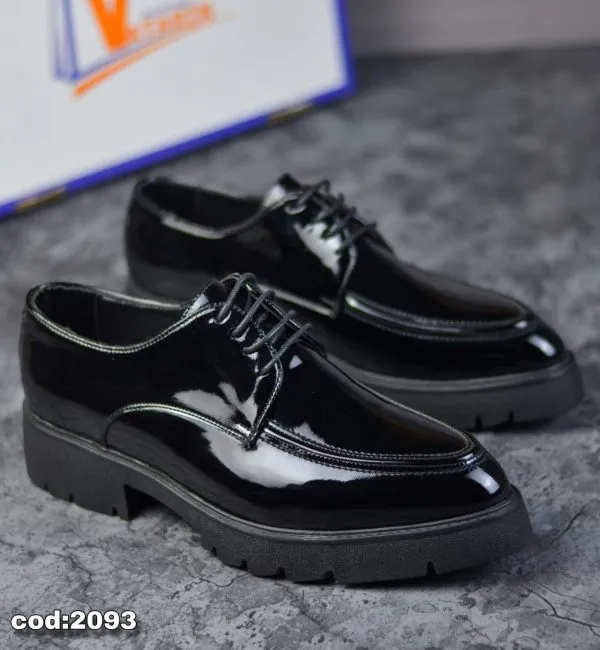 Glossy leather shoes with a rubber sole
