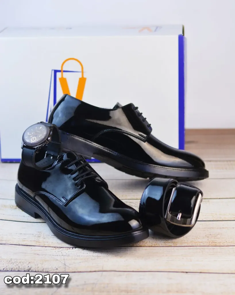 Classic lace-up Oxford shoes made from glossy leather (٤١)