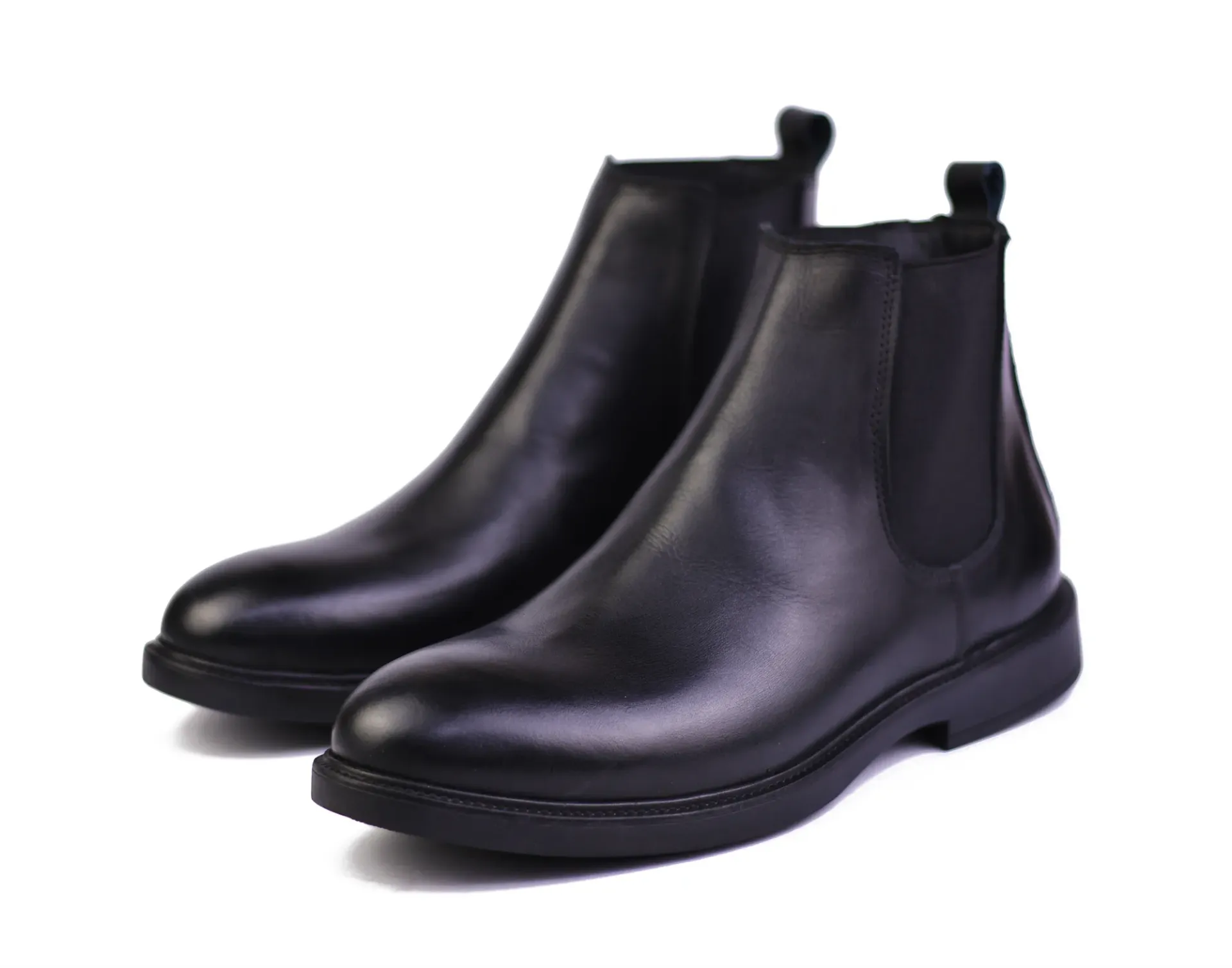 Chelsea boots made of genuine cowhide leather with a rubber sole