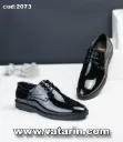 Semi-classic lace-up shoes crafted from glossy leather