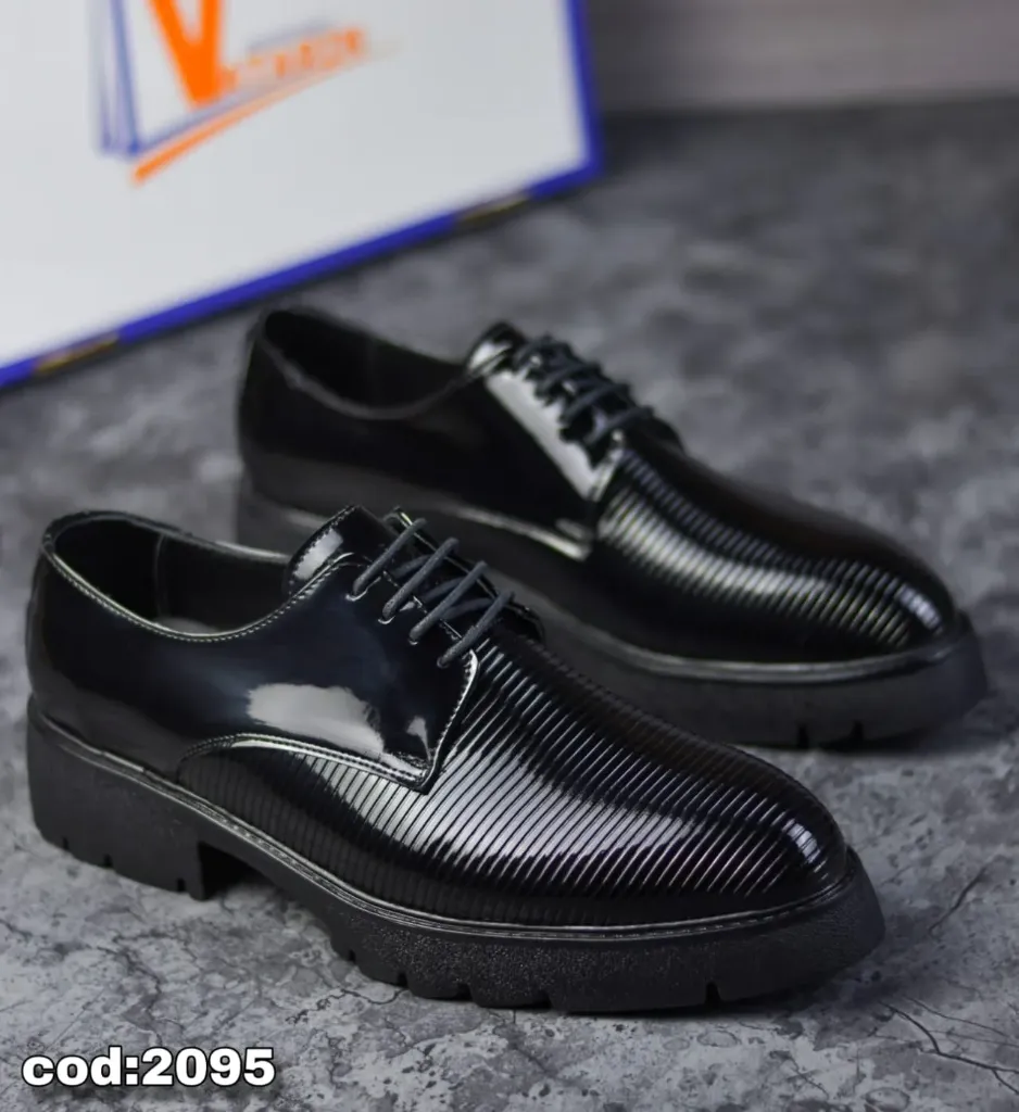 [20950140] Glossy leather shoes with a rubber sole (40)
