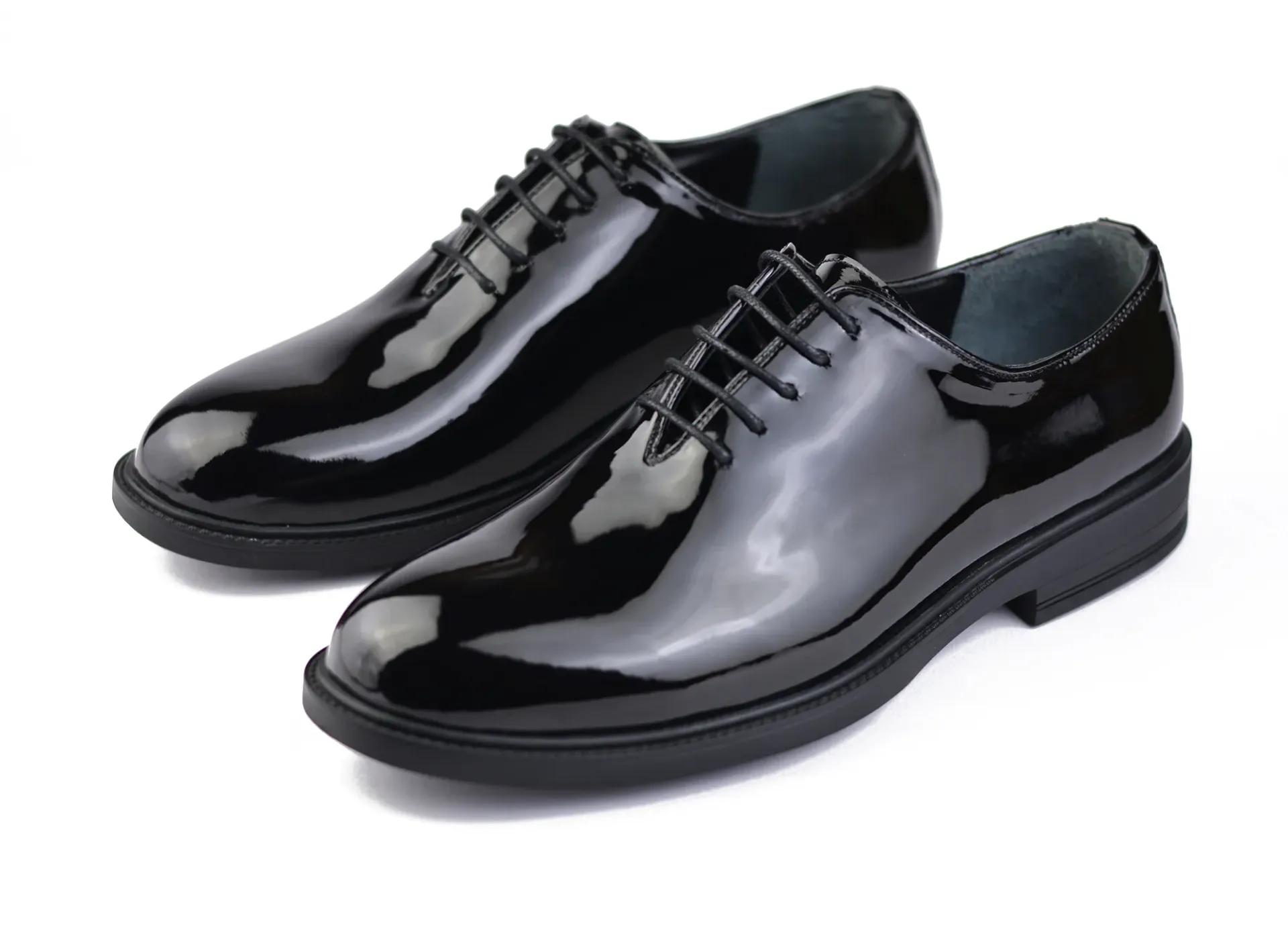 Classic lace-up Oxford shoes crafted from glossy leather