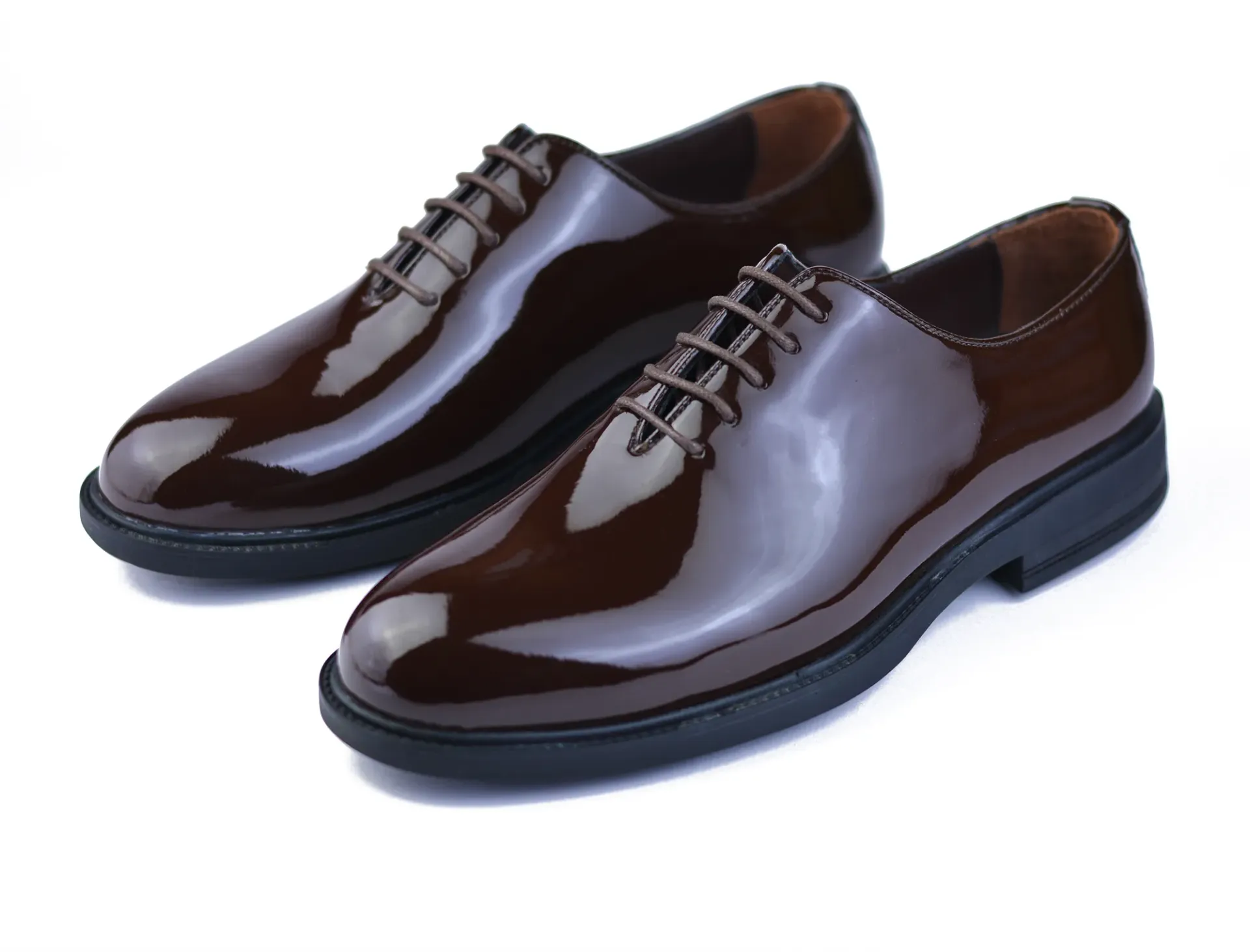 Classic lace-up Oxford shoes crafted from glossy leather