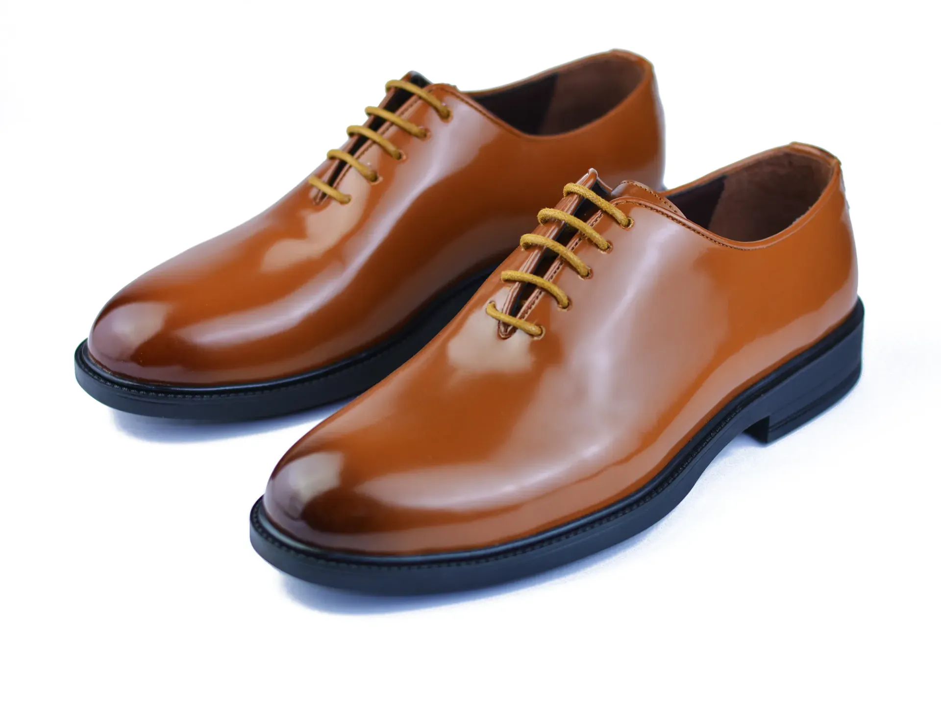 Classic lace-up Oxford shoes crafted from glossy leather