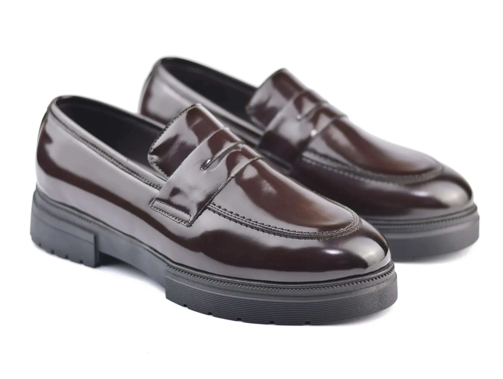 Casual loafers made from glossy leather