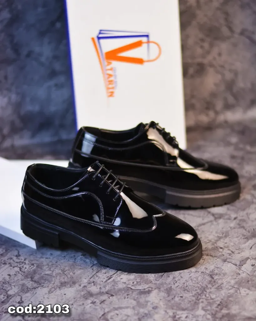 [21030141] Classic lace-up shoes crafted from glossy leather with a rubber sole (41)